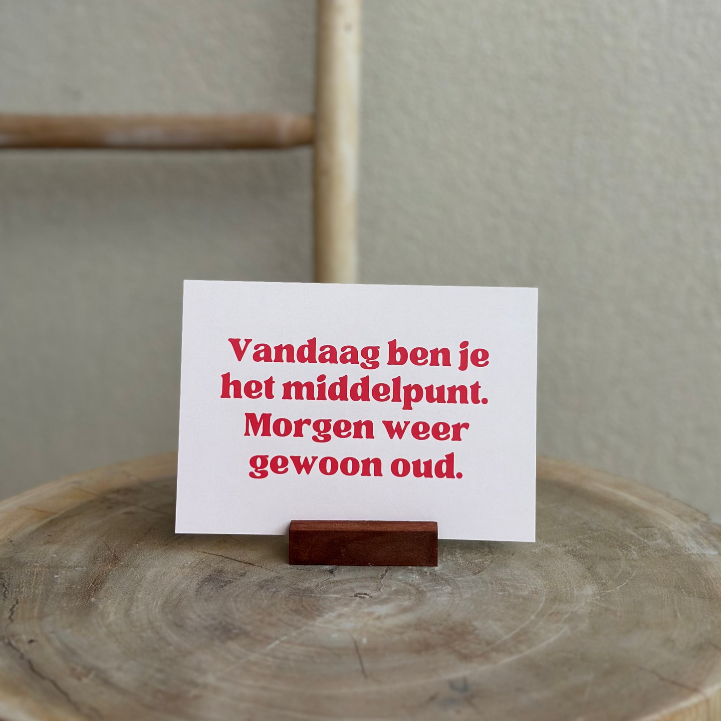 Vandaag ben je het middelpunt, morgen weer gewoon oud.